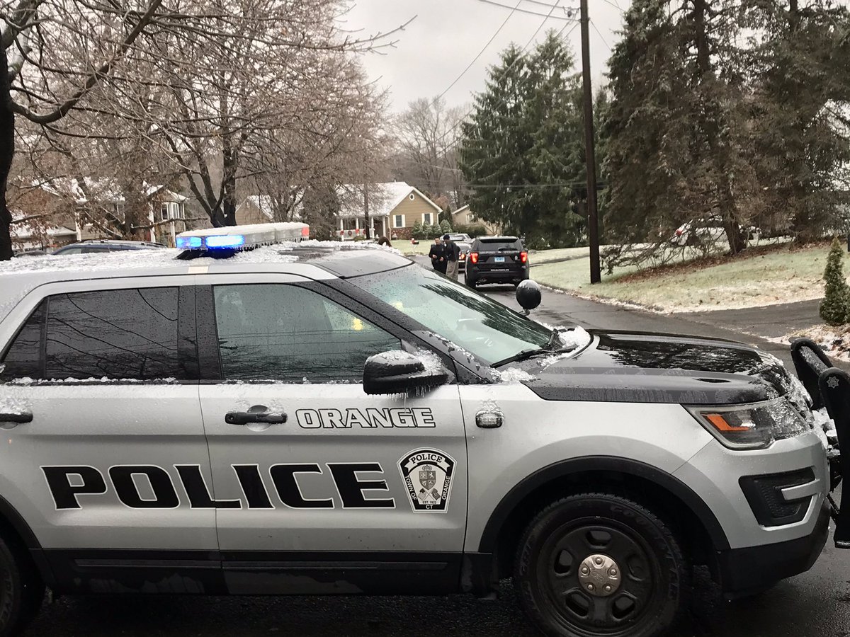 Large police presence on Claudia Dr. Milford, where policemen from @MilfordCT_PD and @OrangePDCT have located an abandoned, stolen car. Allegedly, three kids, who stole the vehicle were involved in a Bridgeport shooting