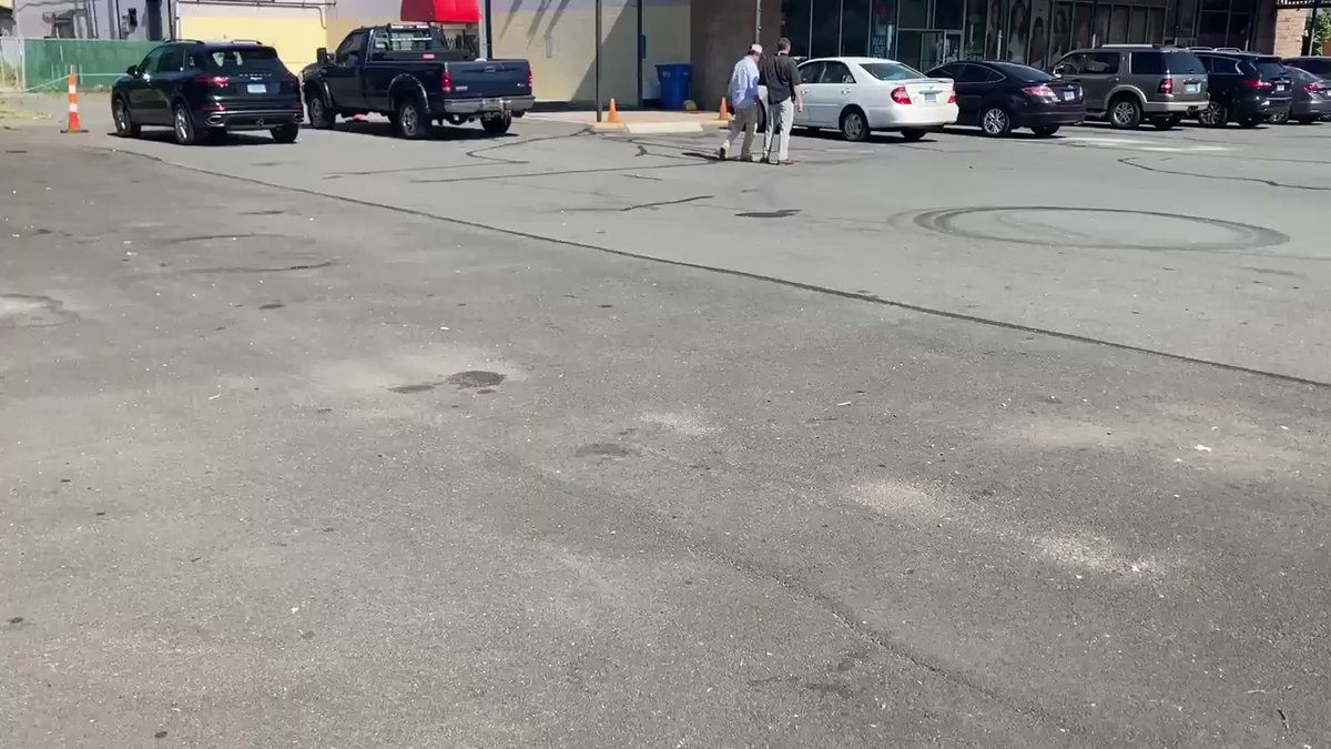 .@HAMDENPOLICECT investigating shooting outside Dixwell Social Lounge Bar & Grill, Green Laundry and  Jane Beauty Supply 