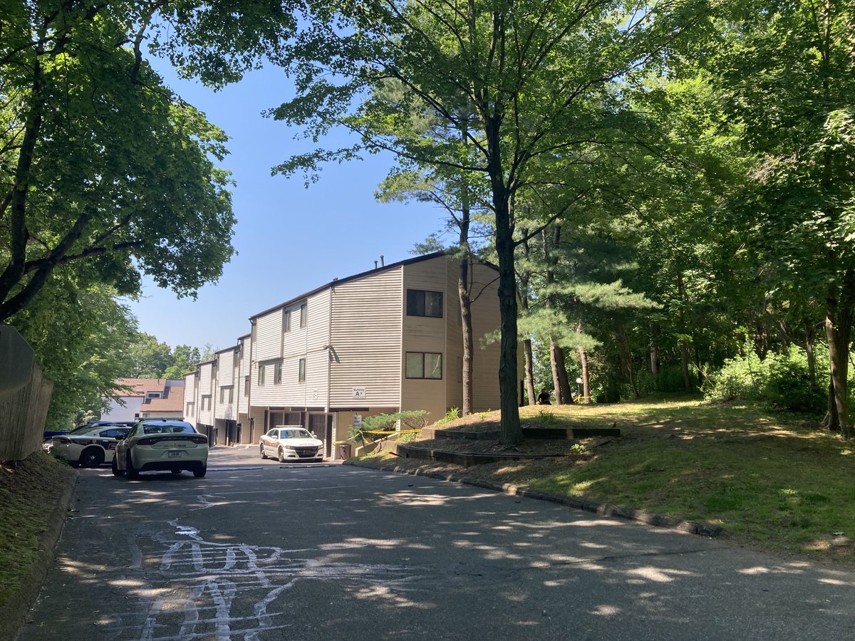 .⁦@NewHavenPolice⁩ still on scene of overnight deadly shooting at the Mountainview Condos on Springside Avenue