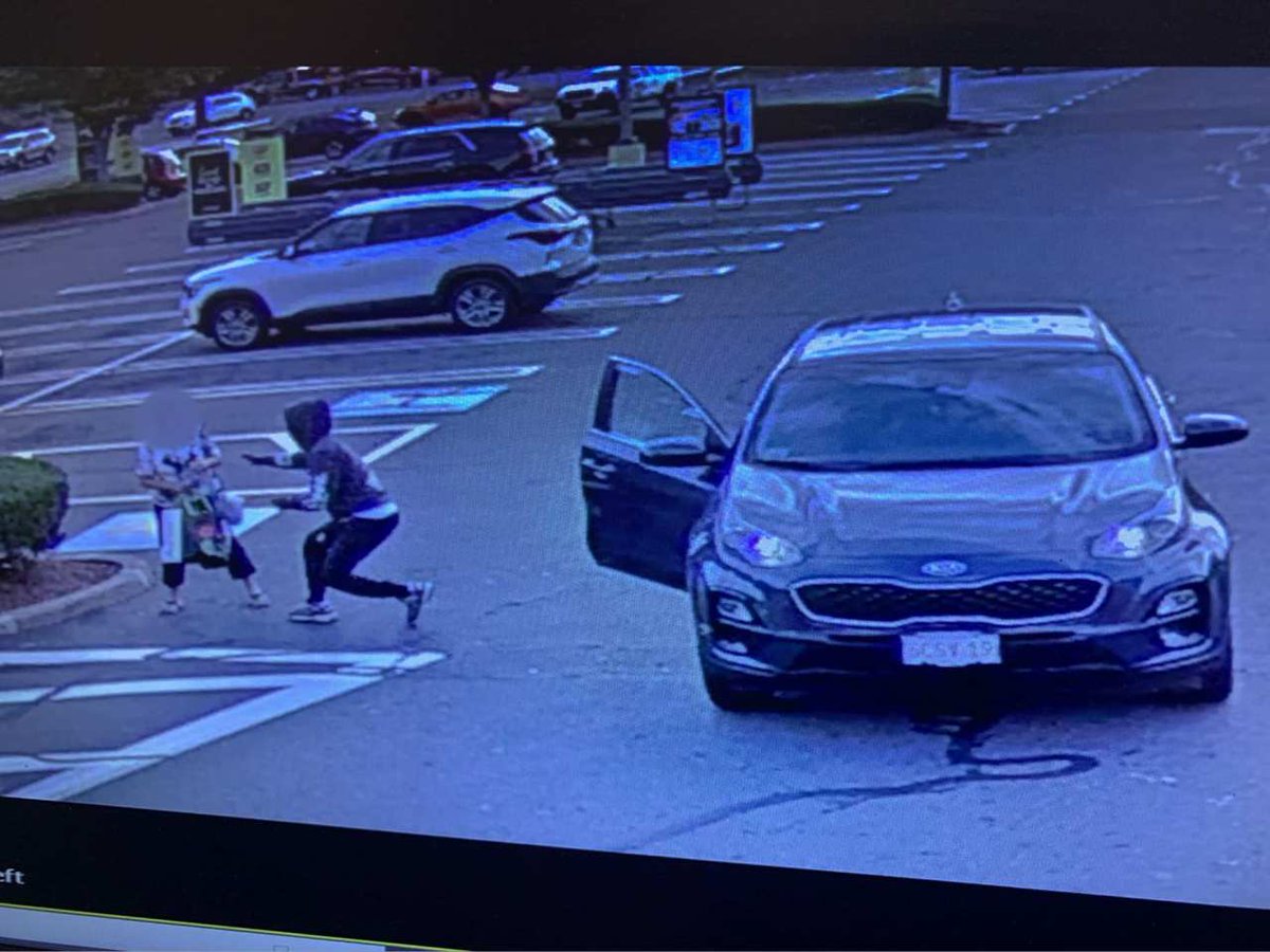 Police search for suspects in purse-stealing incident that happened in East Haven